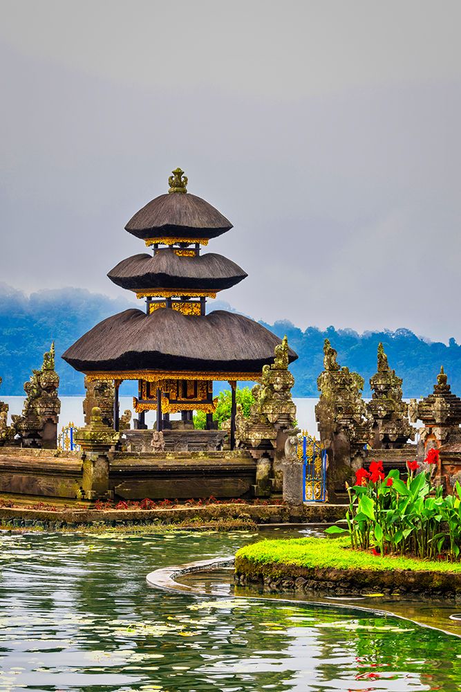 Beratan Temple, also known as Pura Ulun Danu Beratan, Lake Beratan in Bedugul, Bali.